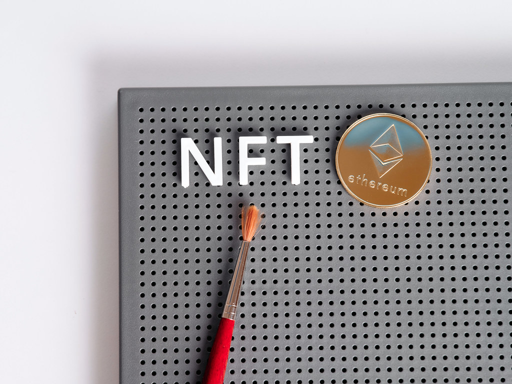 NFT Piyasasını Yıkımdan Kurtarmanın 3 Yolu Görselde, NFT ve altında yatan Ethereum akıllı sözleşme tipi temsil ediliyor.