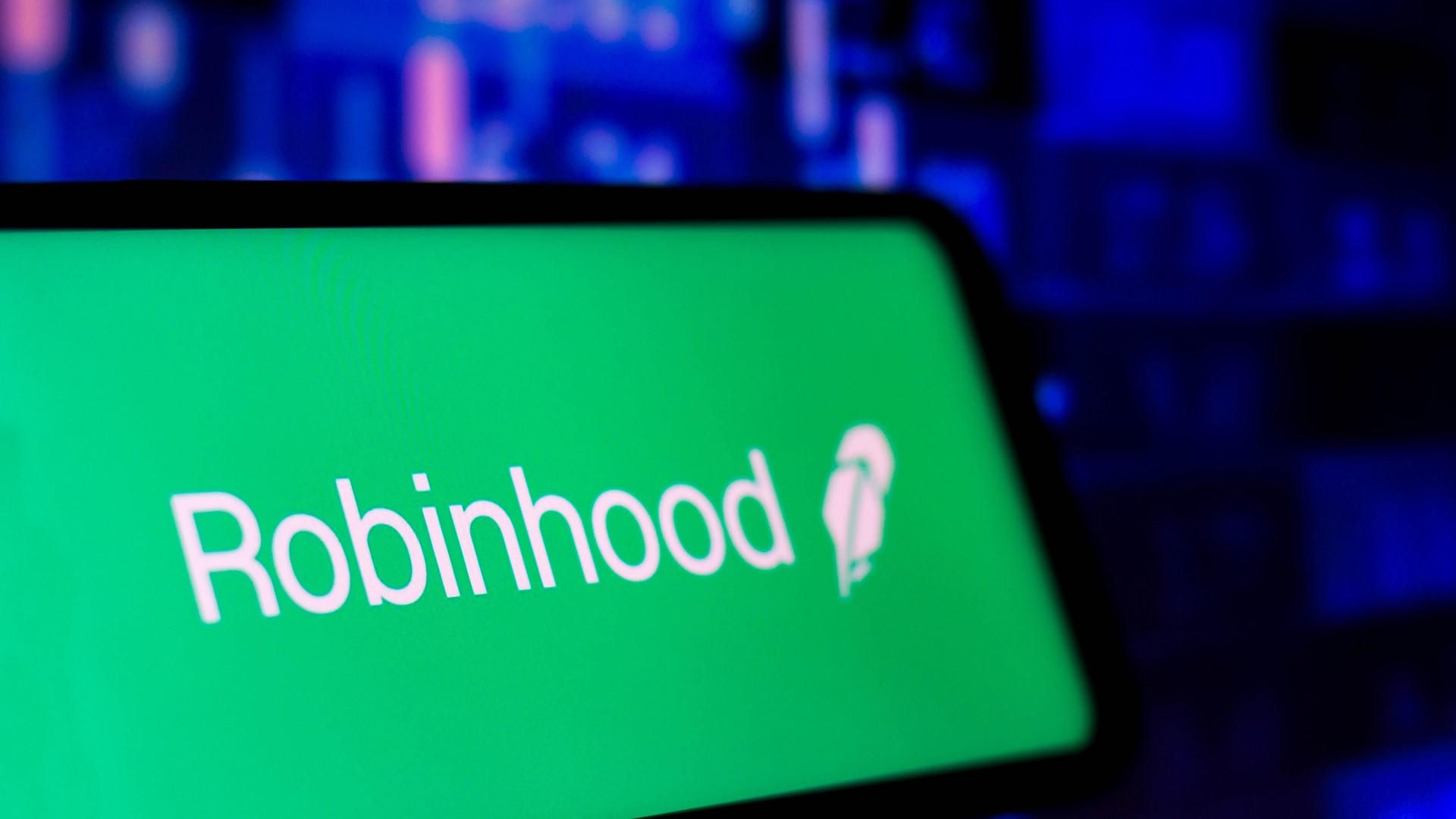 robinhood-app-logo-on-phone-screen_shutterstock_editorial_12249976d Robinhood