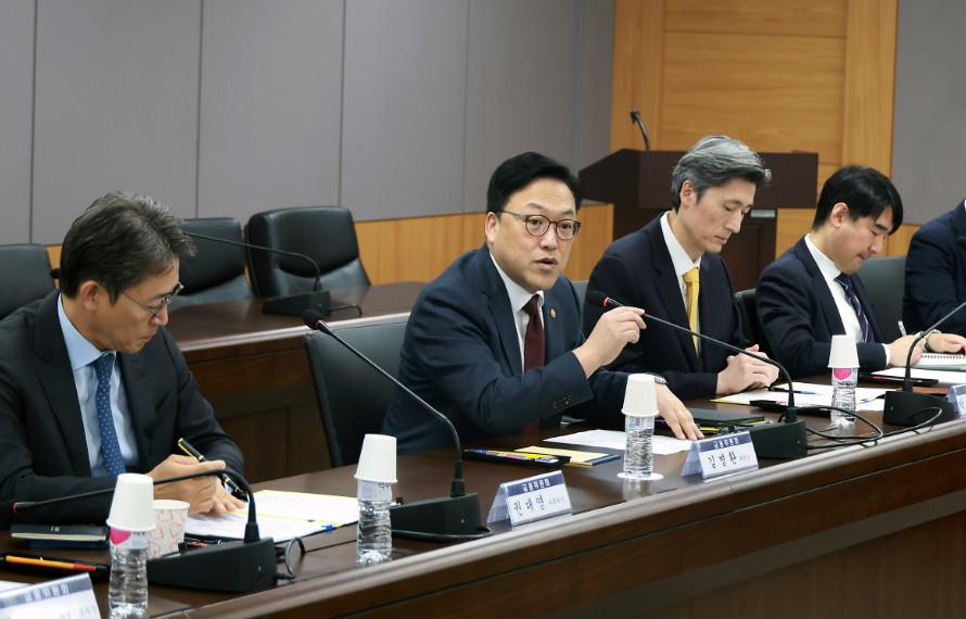 Başkan Kim Byung-hwan yönetimindeki Güney Kore FSC, kurumsal kripto hesaplarına yönelik kısıtlamaları hafifletme olasılığını değerlendiriyor. Kaynak FSC Başkan Kim Byung-hwan yönetimindeki Güney Kore FSC, kurumsal kripto hesaplarına yönelik kısıtlamaları hafifletme olasılığını değerlendiriyor. Kaynak FSC
